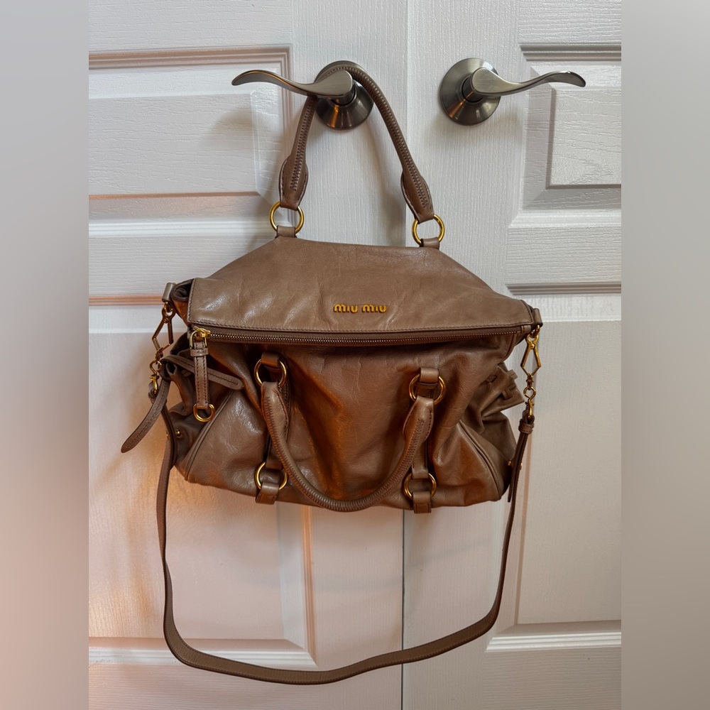 Miu Miu Vitello Shine - Leather Shoulder Bag in Cammeo - Picture 2 of 13